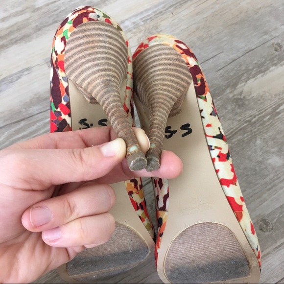 Abstract Colorful Fall Heels - Picture 7 of 7